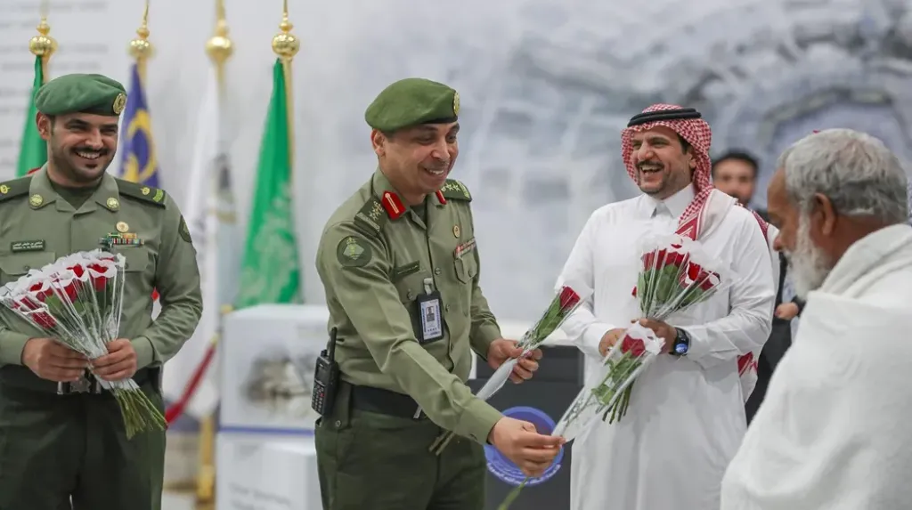 جانب من استقبال الحجاج القادمين إلى المملكة