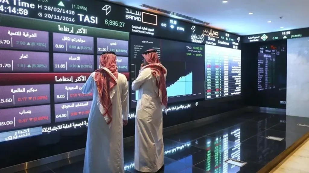 مستثمران يتابعان تحركات الأسهم في "تداول"
