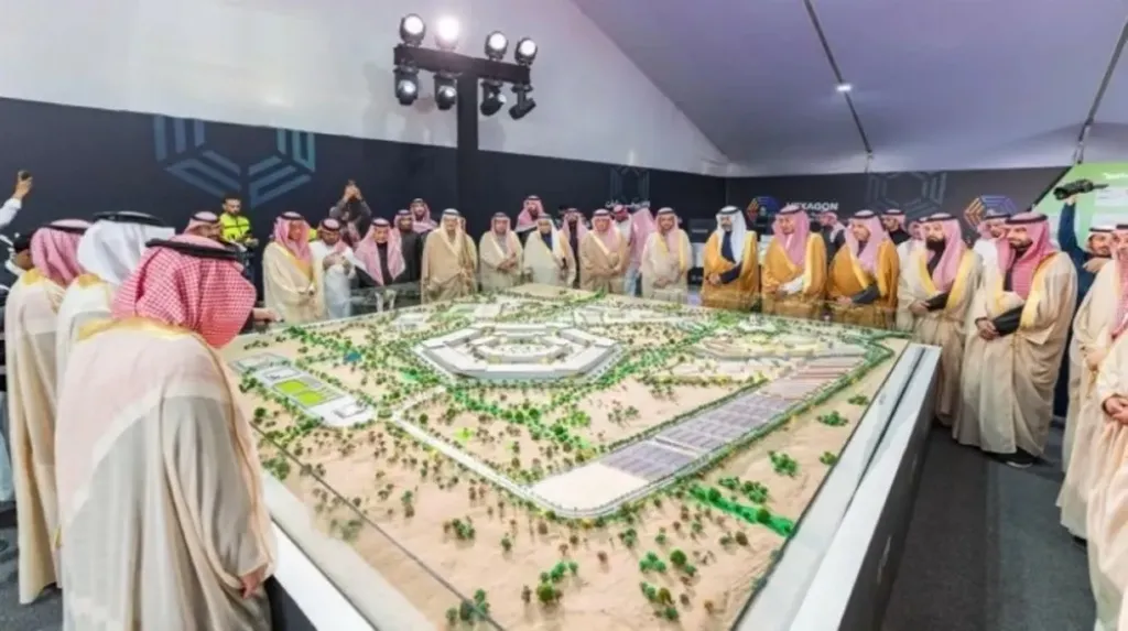 الحضور يطلعون على مجسم مركز بيانات سدايا «هيكساجون»